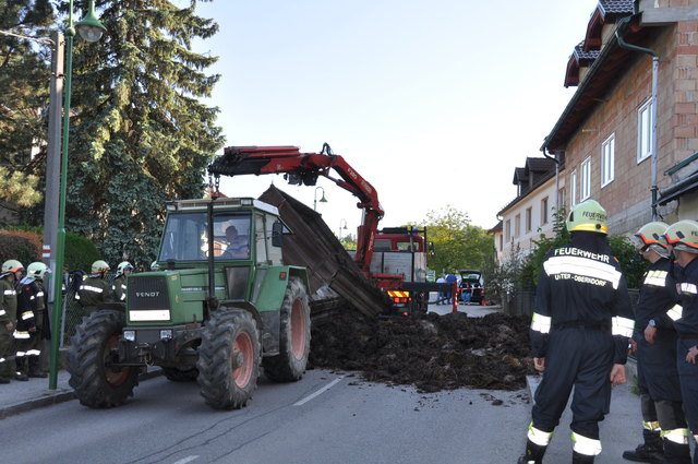 Eine Fuhre Mist legte am vergangenen Samstag den kompletten Verkehr in Eichgraben lahm. | Foto: Einsiedl