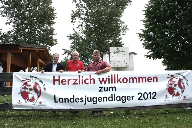 Rotes Kreuz: Landesgeschäftsleiter Erich Haneschläger, Bezirkschef Leo Pochlatko und Ortsstellenleiter Robert Sonnleithner (von links) fiebern schon dem Landesjugendlager in Perg entgegen.