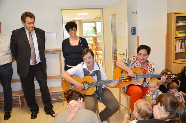 Bürgermeister Walter Brunner (links) bei der feierlichen Eröffnung der neuen Krabbelstube mit Maria Entmayr (BH Linz-Land) und an der Gitarre Andrea Sauschlager und Petra Aufreiter. | Foto: Leonding