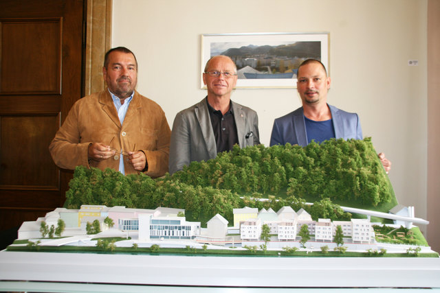 Dietfried Kurz (4plus management), Bgm. Stöckl und Andreas Pilz (Marella) vor dem Architektenmodell.