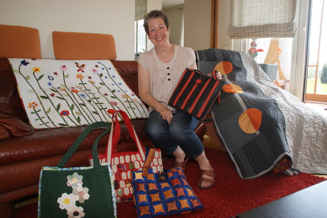 Rosa Luise Reingruber näht Quilts aus Patientenfundus.