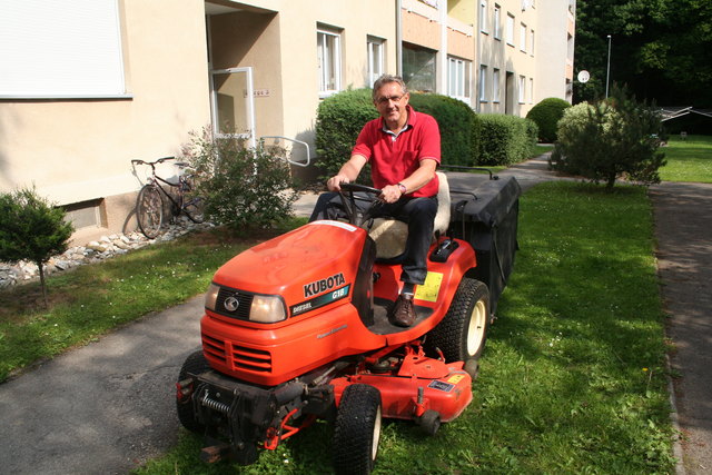 Besonders gerne ist der Altlengbacher Hausbesorger Christian Kolnberger mit dem Rasenmähertraktor unterwegs.