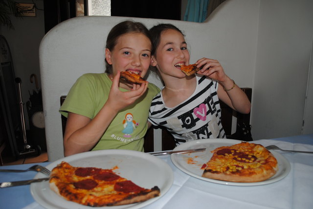 Nach der Arbeit das Vergnügen: Sophie und Marie genießen ihre selbst gebackene Pizza in vollen Zügen.