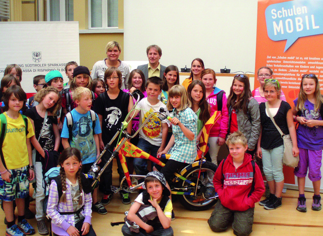 Die Nordtiroler Siegerin des Crazy Bike Wettbewerbs Carina Kuprian auf ihrem verrückten Fahrrad und ihre MitschülerInnen mit Anna Schwerzler (Klimabündnis Tirol), Ekkehard Allinger-Csollich (Land Tirol), Nicole Zangerl (Klassenlehrerin VS Pfunds) | Foto: Klimabündnis Tirol