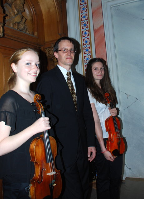 Musikerinnen des J.S. Bach-Jugendorchesters mit ihrem Dirigenten: Lina Sophie Daller, Wolfgang Ender und Hannah Jächtl (v.l.n.r.).