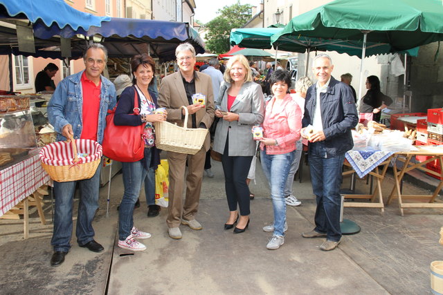 SPÖ-Vorsitzender LHStv. Peter Kaiser besuchte den Benediktinermarkt in Klagenfurt, um sich mit den Besucherinnen und Besuchern sowie den Standlerinnen und Standlern über ihre Anliegen persönlich zu unterhalten und sie davon zu überzeugen, dass der Weg der SPÖ-Kärnten mit einer ehrlichen, verantwortungsbewussten Politik eine bessere Zukunft für Kärnten bedeutet. Mit dabei  VzBgM. Maria-Luise Mathiaschitz, StR Jürgen Pfeiler, LAbg. Ines Obex-Mischitz, GRin Ruth Feistritzer und GR Johann Zlydnyk.