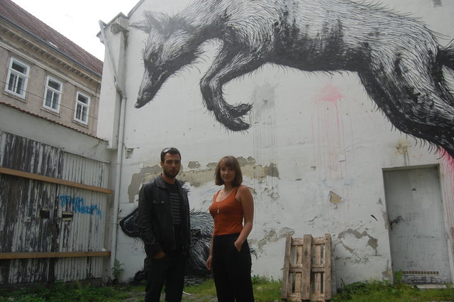 Toni Tramezzini und Katrin Hofmann vor dem Fuchs des belgischen Künstlers Roa.