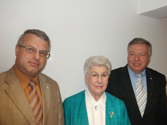 v.l.n.r.BezR Johann Wielander, künstlerische Leiterin der Margaretner Seniorenjause, Frau Klara Fauland und Seniorenbeauftragter BezR Michael Glanz