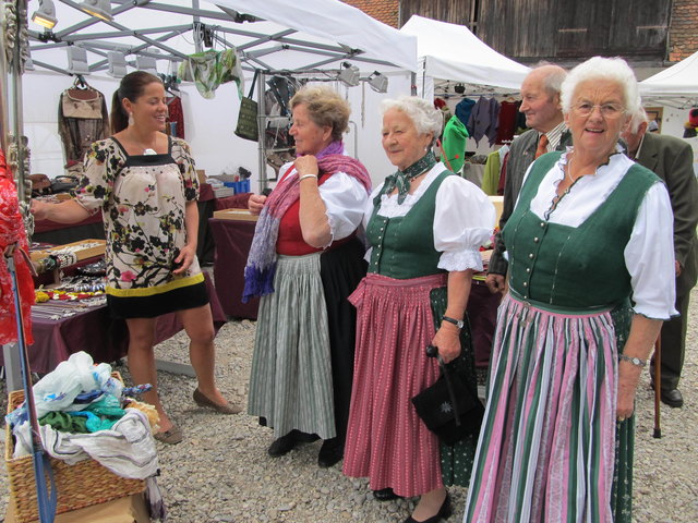 Maria Gurtner ( 2. v. re.) und Herta Steckbauer tragen original Ranshofner Tracht