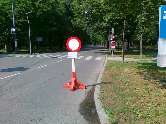 Fahrverbotsschild - jedes Wochenende und an Feiertagen!