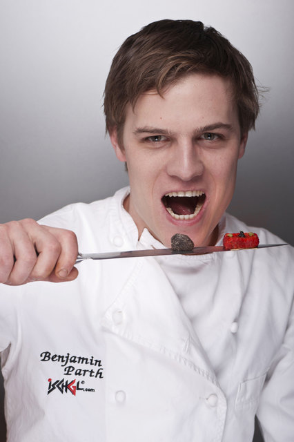 Jung und wild: Tirols jüngster Haubenkoch Benny Parth (23) sorgt weiterhin für Furore. | Foto: YSCLA Stüva/Berger