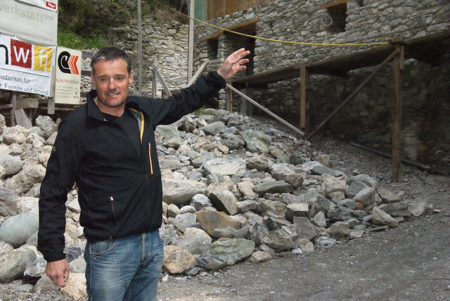 Robert Baldauf (Verein Altfinstermünz) zeigt auf die Baustelle des Wirtschaftsgebäudes.