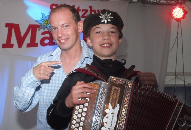 Spitzbua Markus zeigt sich vom Breitenseer Jungmusiker Daniel Koppensteiner begeistert
