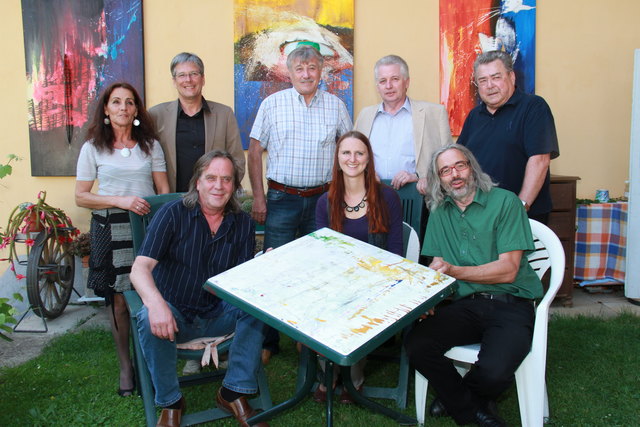 SPÖ-Vorsitzender LHStv. Peter Kaiser zu Besuch beim Atelierfest von Sigi Kulterer (sitzend links). Am Foto weiters mit Melina Reichmann und Andreas Schipek (sitzend) sowie mit Kulterers Lebensgefährtin Erika Petscharnig (l). den Bürgermeistern Stefan Visotschnig (Bleiburg) und Rudi Skorjanz (Ruden) sowie Bleiburgs Stadtrat Karl Kuehs
