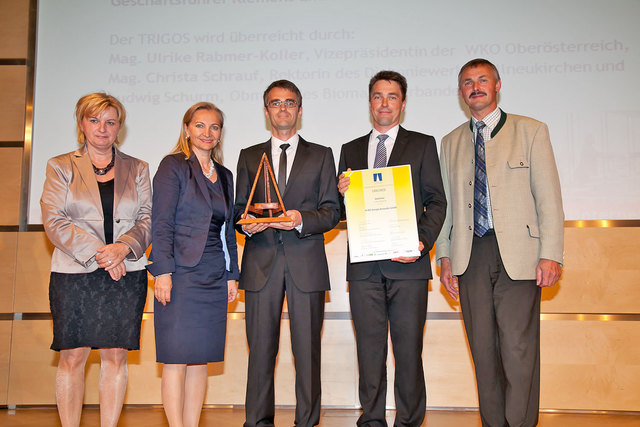 Ulrike Rabmer-Koller, Vizepräsidentin der Wirtschaftskammer OÖ überreichte den Preis an Dominik und Klemens Mittermayr. | Foto: Eder