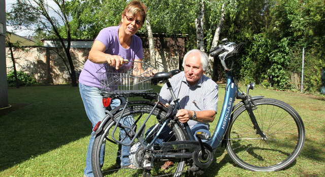 Wenn bei Frau Martha Dürnberger das Rad nicht funktioniert, ist Leszek Jagiellowicz schnell zur Stelle. | Foto: Schnitter