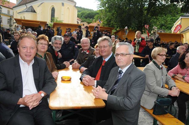 Marktfesteröffnung mit NR Hannes Weninger, Vizebürgermeisterin Kristina Binder, GR Tilman Voss, Bürgermeister Rainer Schramm, Bürgermeisterin Beatrix Dalos, Bundesrat, Bürgermeister Christoph Kainz und Bürgermeister Ferdinand Köck.