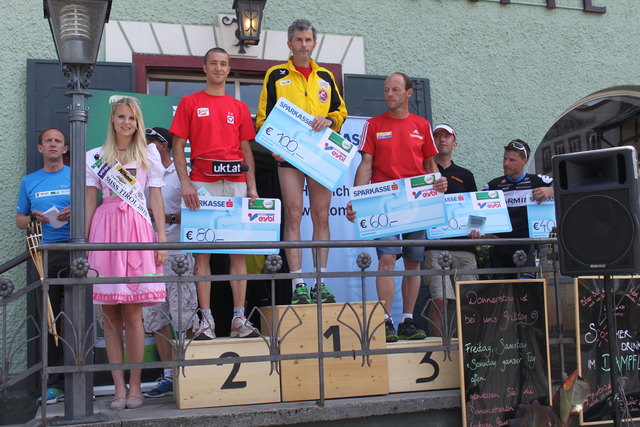 Schöner Aufputz: Die schnellsten fünf Herren mit der Miss Tirol 2012, Lisa Höck. | Foto: Sparkasse