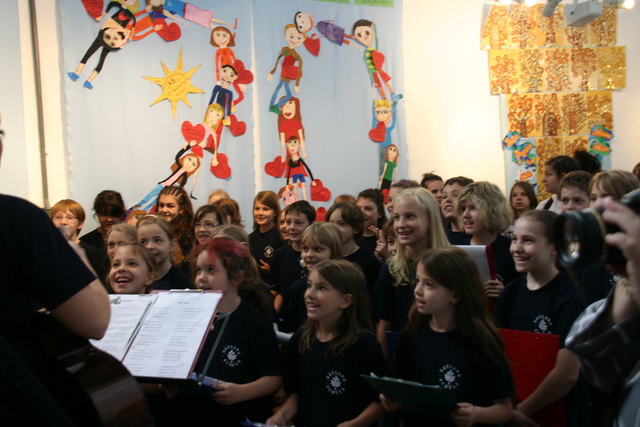 Schulchor der Neulandschule singt "Das schwierigste Wort ist Danke"
