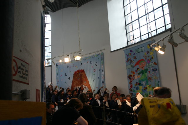 Schulchor der 4a und 4b singt Adieu für Frau Angelika Paulmayer, die in in Pension gehen wird.