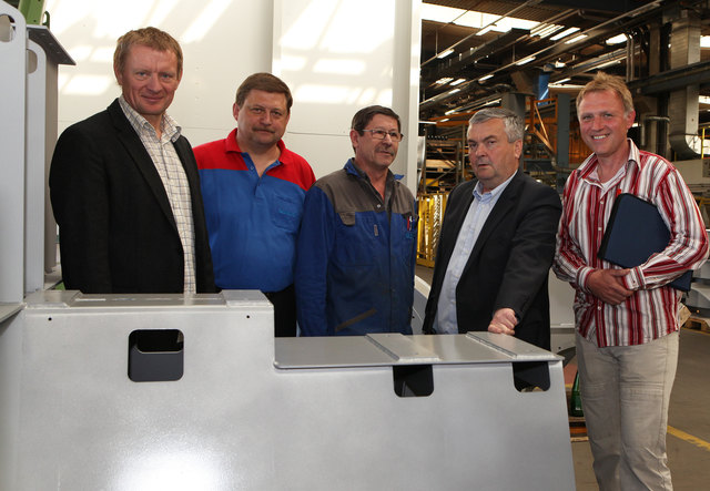 Scheuch-Angestelltenbetriebsrat Walter Schneiderbauer, Ausbildungsleiter Walter Schneiderbauer, Facharbeiter Richard Puttinger, AK-Präsident Johann Kalliauer und Arbeitsbetriebsrat Karl Lechner. | Foto: AK OÖ