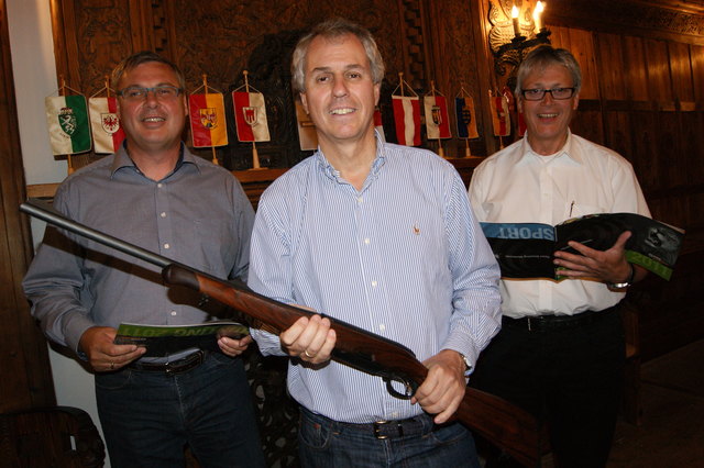 Die Firmenspitze im historischen Waffensaal aus dem Jahr 1915: Eigentümer Ernst Reichmayr (Mitte) mit Geschäftsführer Michael Engesser (re.) und dem kaufmännischen Leiter Erich Bachmayr. | Foto: Thöne