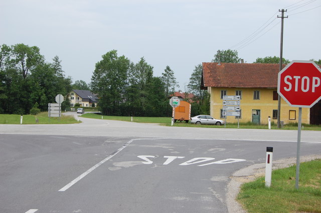 Die gefährliche „Dorferkreuzung“ sollte mit einem Kreisverkehr entschärft werden – nun liegt das Projekt bis 2015 auf Eis.