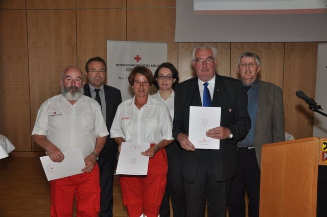 Wurden für ihre 40-jährige Treue geehrt: Johann Zarbl (l.), Maria Brandstetter (3. v. l.) und Josef Pichler (2. v. r.). | Foto: OÖRK/LV OÖ.