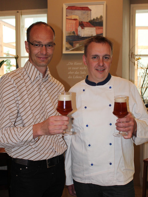 Peter Krammer (links) und Georg Friedl bei der Verkostung des Kräuterwürzbieres. | Foto: privat