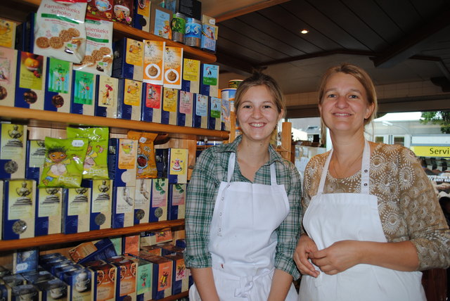 In der Kirchererbse finden Kids vegetarische Köstlichkeiten zum Schlemmern und zum Naschen. Elisabeth Müllner (re.) und Tochter Anita freuen sich über ihre kleine Kundschaft!