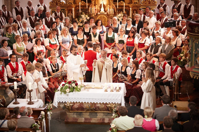 Vier Chöre und die Musikkapelle Hochburg-Ach begleiteten musikalisch die Friedensmesse in der Pfarrkirche Hochburg | Foto: Franz Xaver Gruber Gemeinschaft /Seelentium Pressedienst Agentur Wolfgang Reindl ReiWo