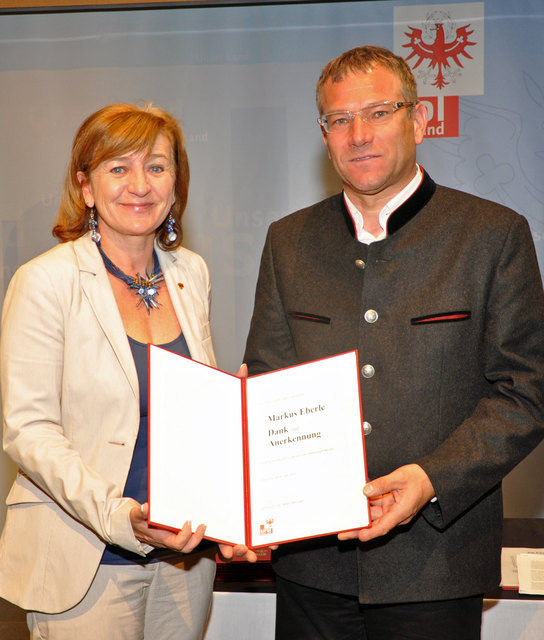 LR Beate Palfrader ehrte Bürgermeister Markus Eberle aus Tannheim. | Foto: Land Tirol