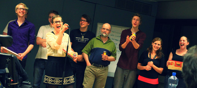 Für Nina (Mikro), Anja (r.a) und Armin (l.a.) als Veranstalterteam blieb viel Zeit zum Lachen! :) inmitten der PhilosophInnen...