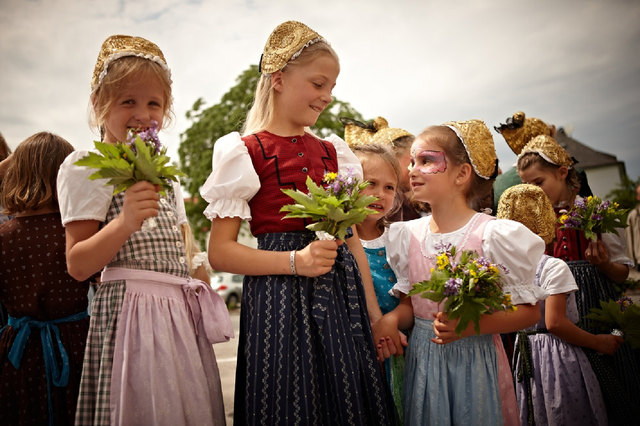 Die Goldhaubenmädchen aus Hochburg-Ach hatten für die Ehrengäste kleine Blumensträußchen vorbereitet | Foto: Franz Xaver Gruber Gemeinschaft /Seelentium Pressedienst Agentur Wolfgang Reindl ReiWo
