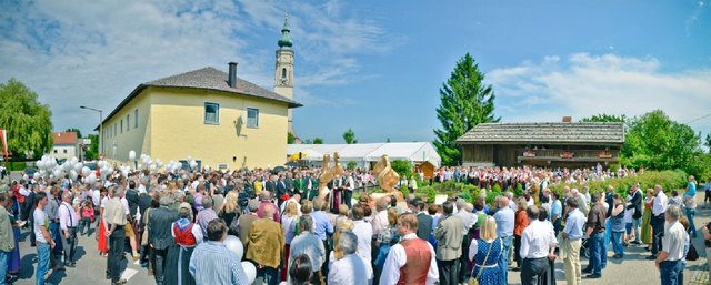 Rund 3.000 Besucher waren dabei, als die Skulpturen des Franz Xaver Gruber Friedensweges gesegnet wurden | Foto: Franz Xaver Gruber Gemeinschaft /Seelentium Pressedienst Agentur Wolfgang Reindl ReiWo