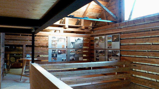 "Weiterbauen am Land" hängt in der alten Tenne