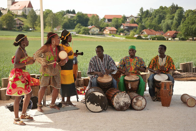 Am Standort des afrikanischen Engelsflügels wurde den ganzen Tag getrommelt, getanzt und gefeiert | Foto: Franz Xaver Gruber Gemeinschaft /Seelentium Pressedienst Agentur Wolfgang Reindl ReiWo
