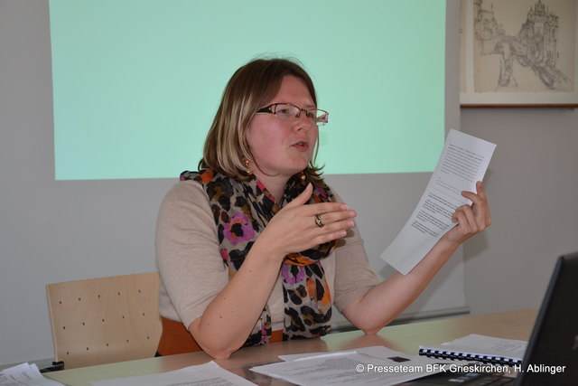Bernadette Aichinger bei ihren spannenden Ausführungen