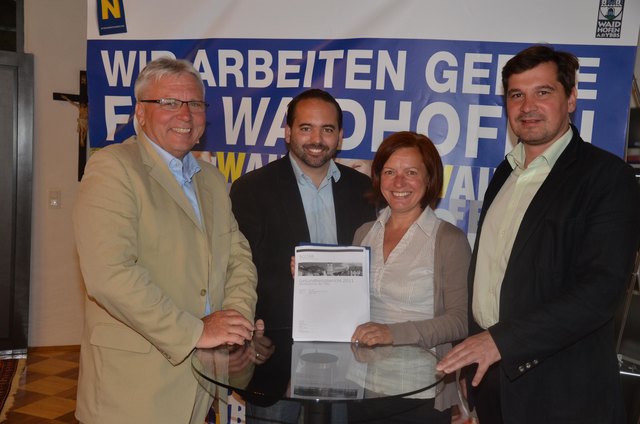 Bgm. Wolfgang Mair, Daniel Jaksch (SOZAB), STR Beatrix Cmolik und STR Werner Krammer präsentierten den Gesundheitsbericht. | Foto: Langwieser