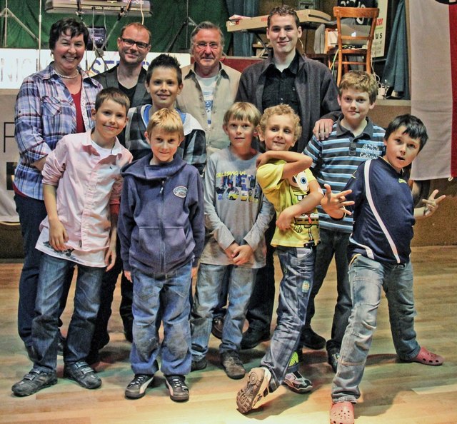 Nachwuchsspieler, hintere Reihe  Jugendreferentin Margit Mostbauer, Stargast Karl M. Sibelius, Sektionsleiter Michael Krebelder, Jugendtrainer und U18-Landesmeister Florian Mostbauer | Foto: Privat
