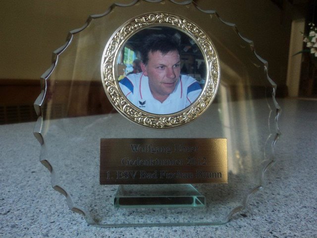 Trophäe zum Andenken an Wolfgang Ebner, die jede Mannschaft erhielt