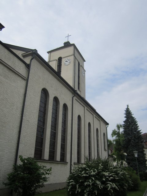 Ivica Stojak: Die Pfarrkirche Hl. Geist, Attnang-Puchheim. Weitere Infos unter: www.pfarre-attnang.at