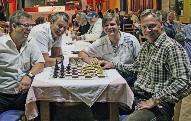 Pokerspieler vorm Schachbrett, Harry Casagrande, Erich Kollmann, Stefan Rapp und Johann Brolenius (v.l.n.r.) | Foto: Privat