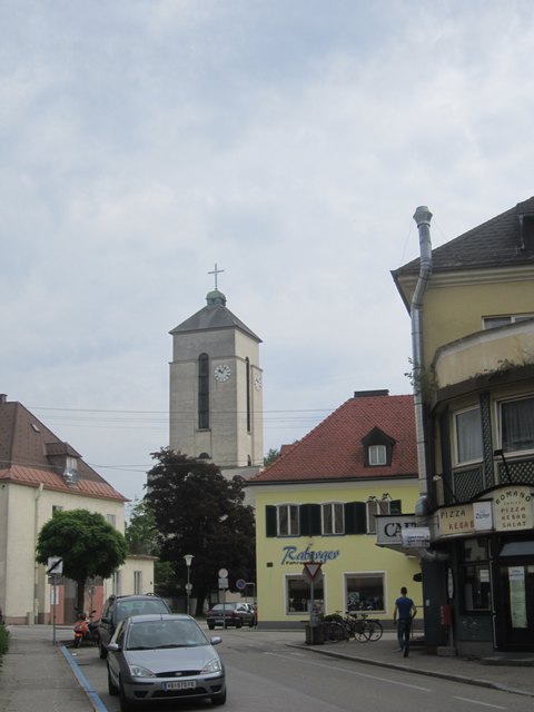 Ivica Stojak: Die Pfarrkirche Hl. Geist, Attnang-Puchheim. Weitere Infos unter: www.pfarre-attnang.at