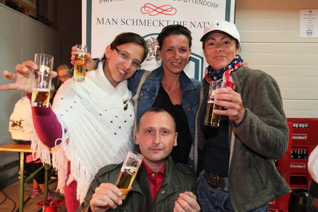 Lindelbauer Karin, Wiesmayer Melanie, und Klein Irene und Wolfgruber Klaus, aus St. Peter genießen die Verkostung der Biere