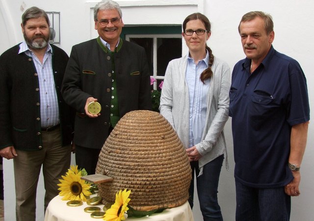 ImkerInnen mit Bürgermeister Hannes Schobesberger.