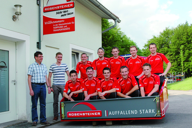 Andreas Rosensteiner sen. und jun. (li.) bei der Übergabe der Sportdressen.