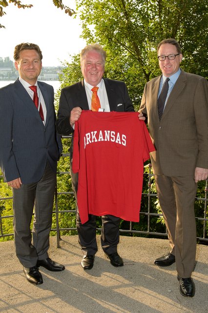 René Riedl, Bgm. Heinz Köppl und Dr. Fred Davis mit einem kleinen Gastgeschenk der Universität von Arkansas an Bgm. Heinz Köppl.