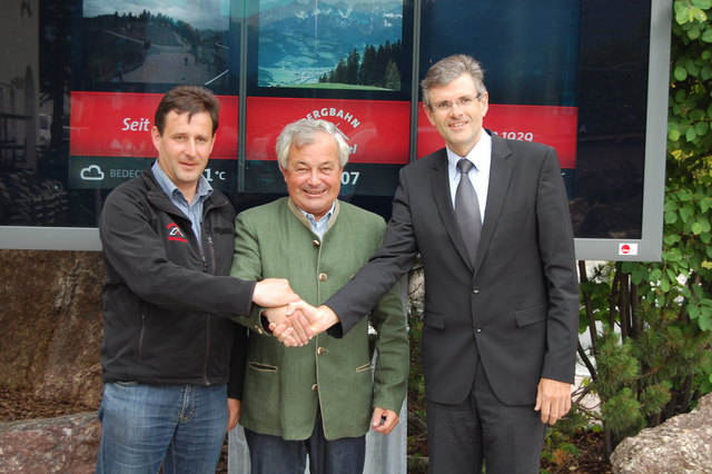 Vorstand J. Burger (Mi.), AR-Chef K. Winkler (re.), BRO A. Hochwimmer. | Foto: Opperer