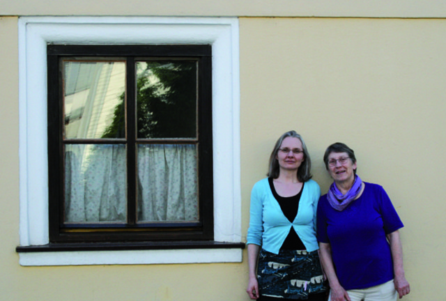 Barbara und Heidi Pilz laden zum Kunsthandwerksmarkt ins Bützhaus.